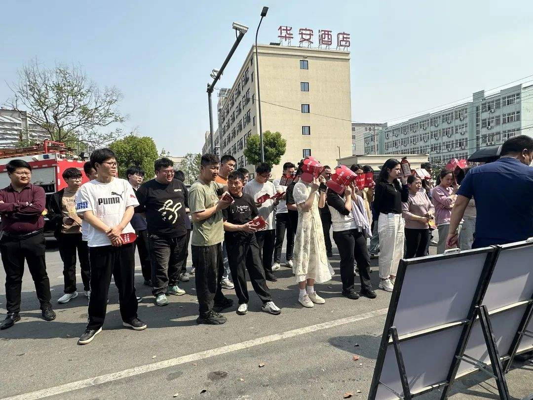 Olahraga praktis petugas pemadam kebakaran ditindakake ing perusahaan kanggo mbangun firewall safety sing kuwat