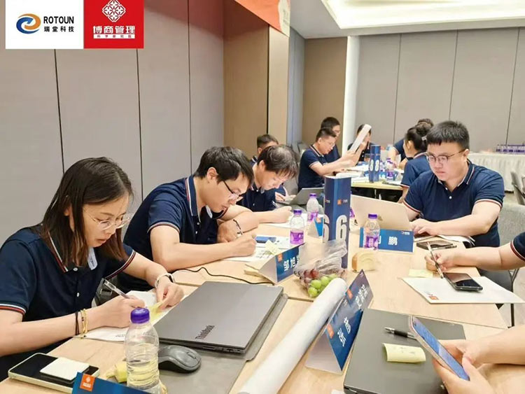 Tim manajemen perusahaan kita nindakake sesi latihan sing judhul 
